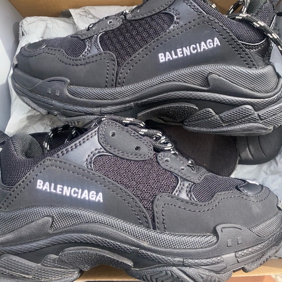 Too small - Picture 1 of 3